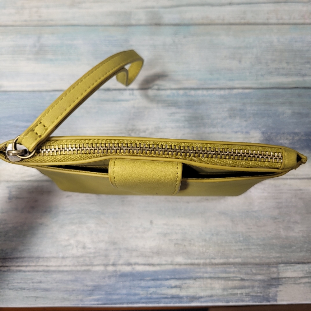 Universal Thread Wristlet Clutch. - Picture 3 of 8
